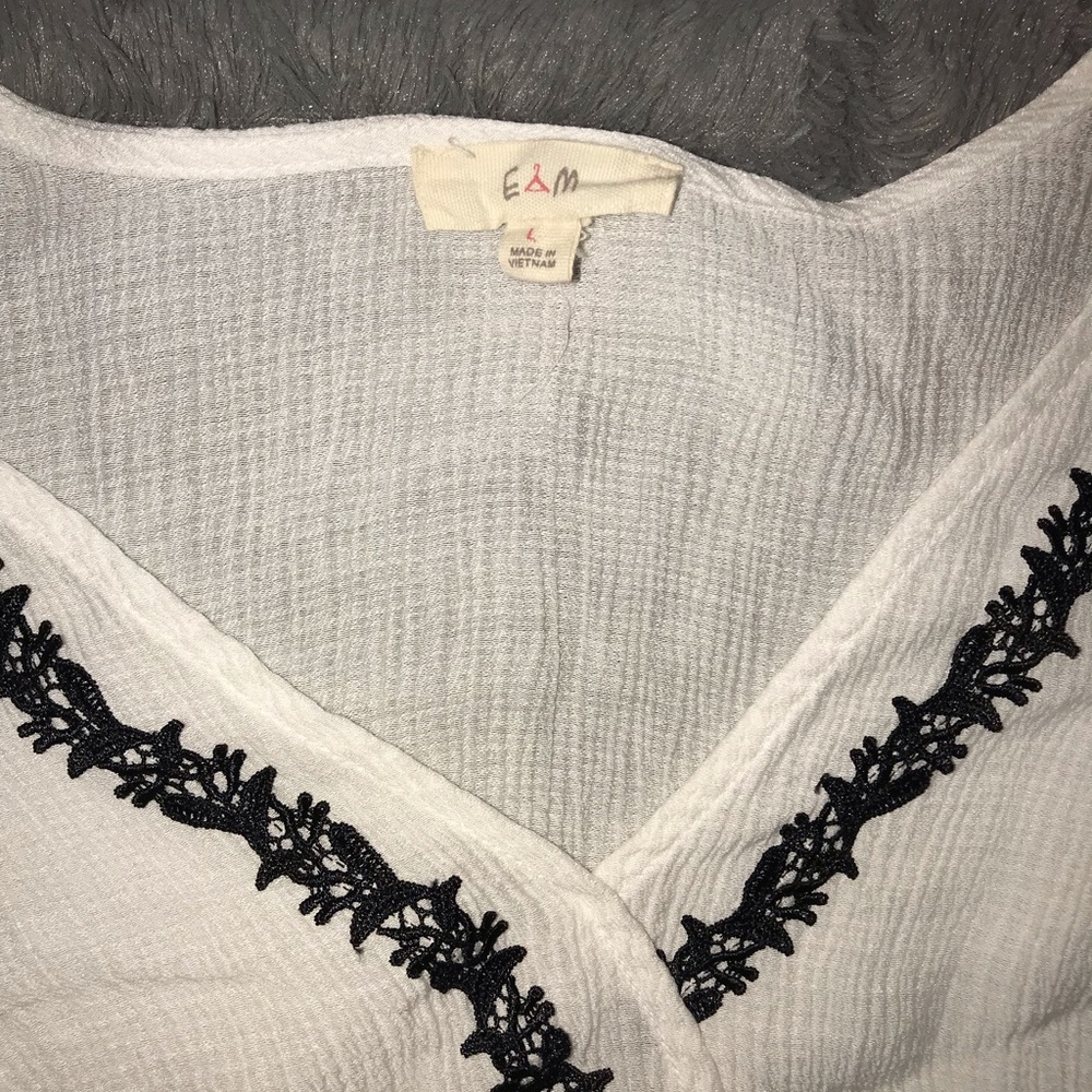 Crop top. - Picture 3 of 3